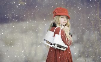 dziewczynka z łyżwami w czerwonej czapce